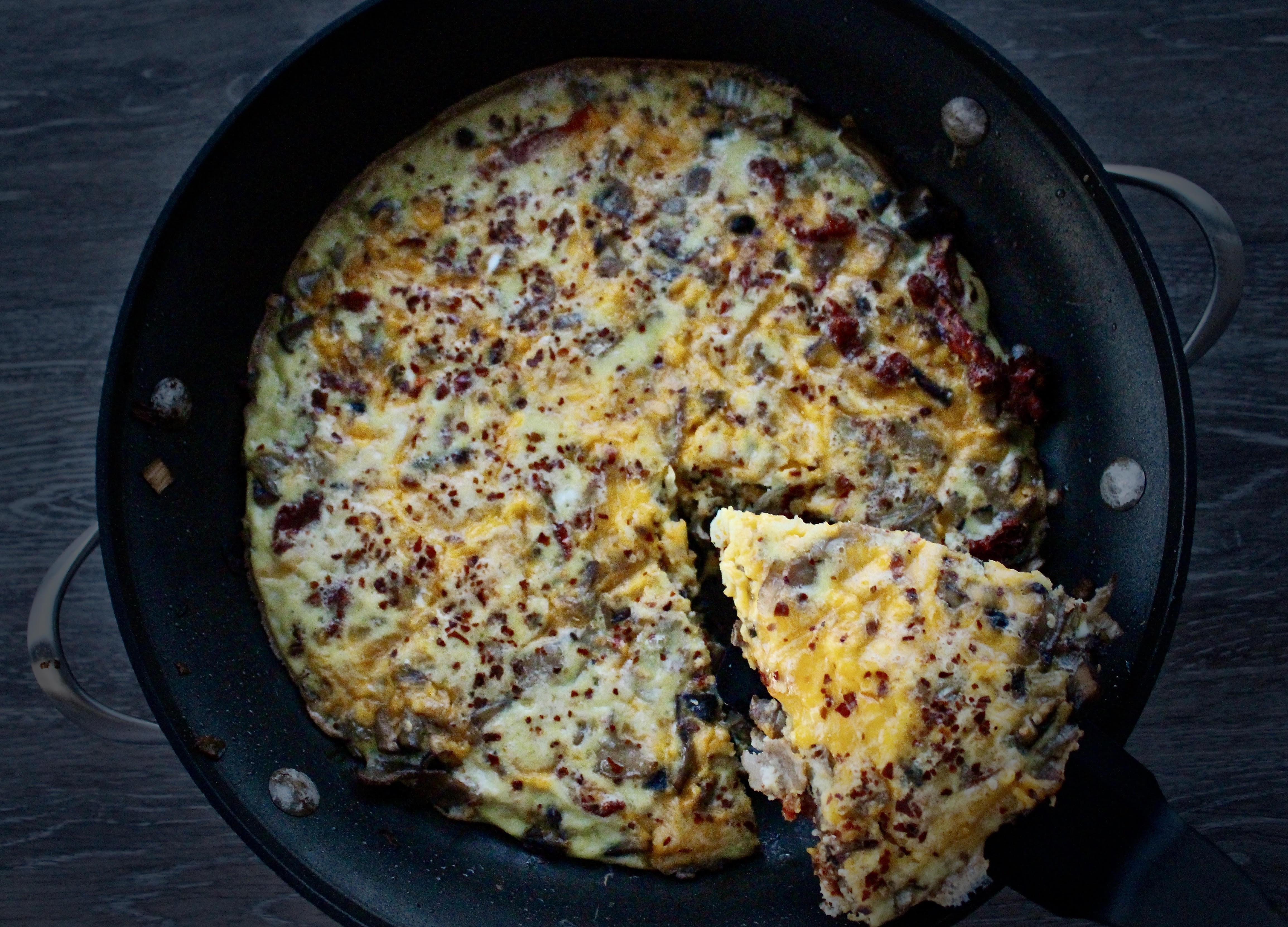BACON, MUSHROOM AND CHEDDAR CHEESE FRITTATA - Food Without Borders
